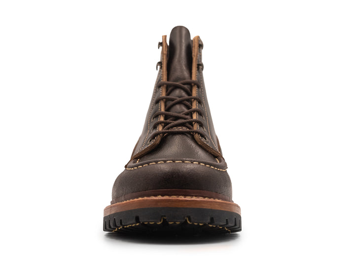 front view of java waxed flesh moc toe on white background