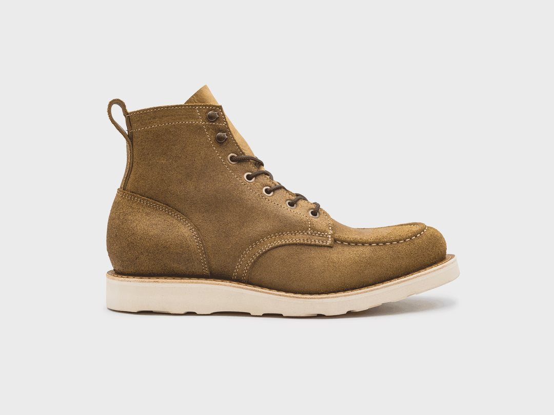 360° rotating view of the Coyote Oiled Rough Out Moc Toe boot