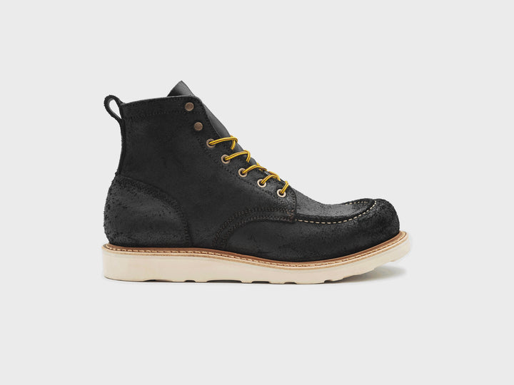 360° rotating view of the Black Oiled Rough Out Moc Toe boot