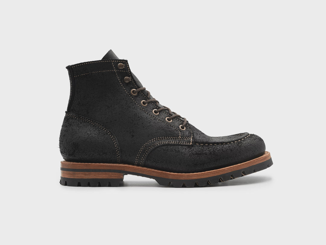 360° rotating view of the Black Oiled Rough Out Moc Toe boot