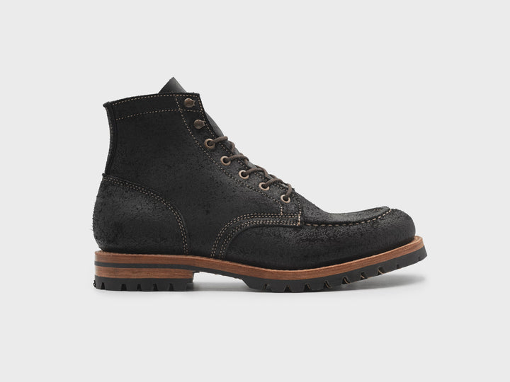 360° rotating view of the Black Oiled Rough Out Moc Toe boot